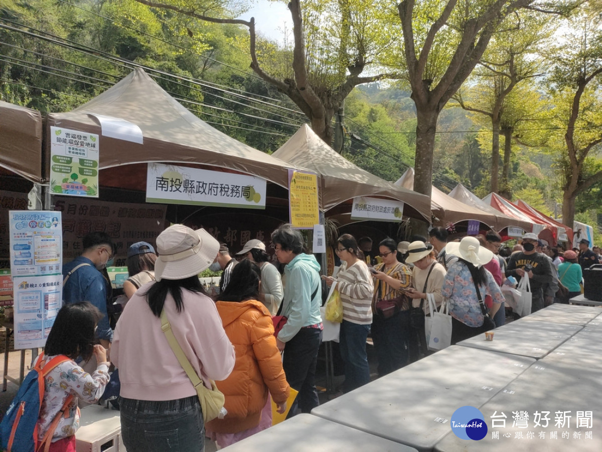 民眾踴躍參與活潑生趣的釀了梅闖關遊戲,大排長龍。(圖/記者吳素珍攝)