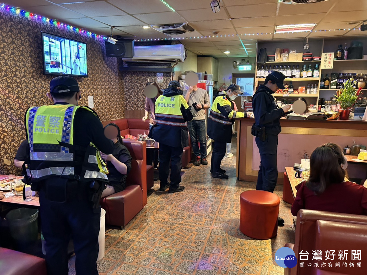 龜山警方執行專案臨檢打擊犯罪，威力掃蕩維護治安。