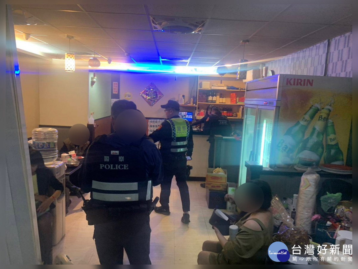 大溪警方執行專案臨檢打擊犯罪,威力掃蕩維護治安。<br /><br /> <br /><br />