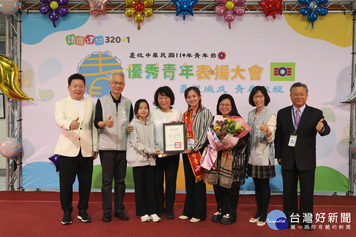 114年嘉義地區優秀青年表揚大會市長黃敏惠親自到場頒發獎狀/嘉義市府提供