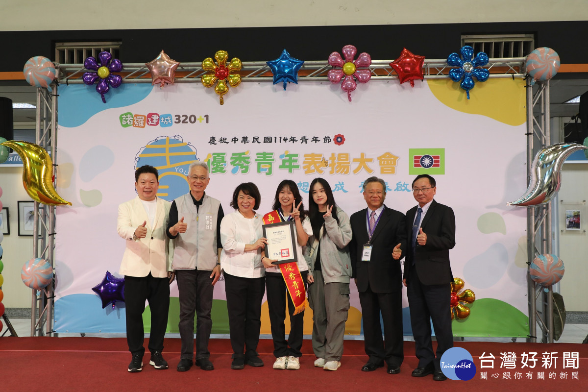 114年嘉義地區優秀青年表揚大會市長黃敏惠親自到場頒發獎狀/嘉義市府提供