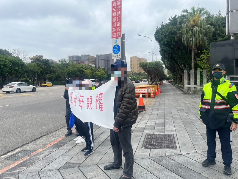 「小微」和「恩綺」因涉武統言論遭限期離境,兩人與家人28日一起到總統府前拉開寫有「還我母親權」的布條陳情。 翻攝照片