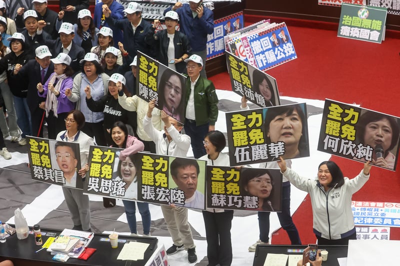 立法院會28日議事停擺一整天,國民黨立委高舉進入罷免二階連署的綠委看板叫陣。中央社