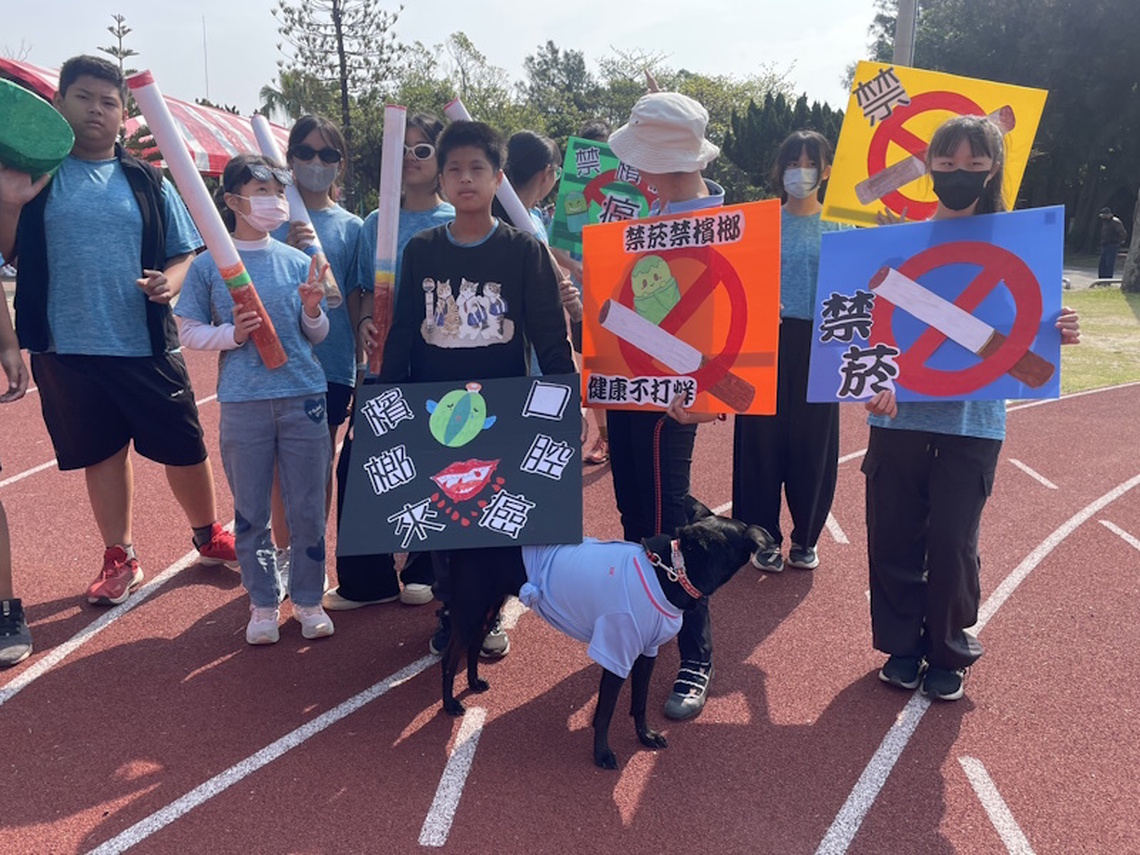 校狗著校服興奮與來賓互動 東石港墘國民小學104週年校慶暨社區聯合運動會