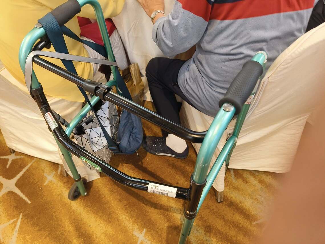 熱情參與  愛校的明證  在於這個助行器