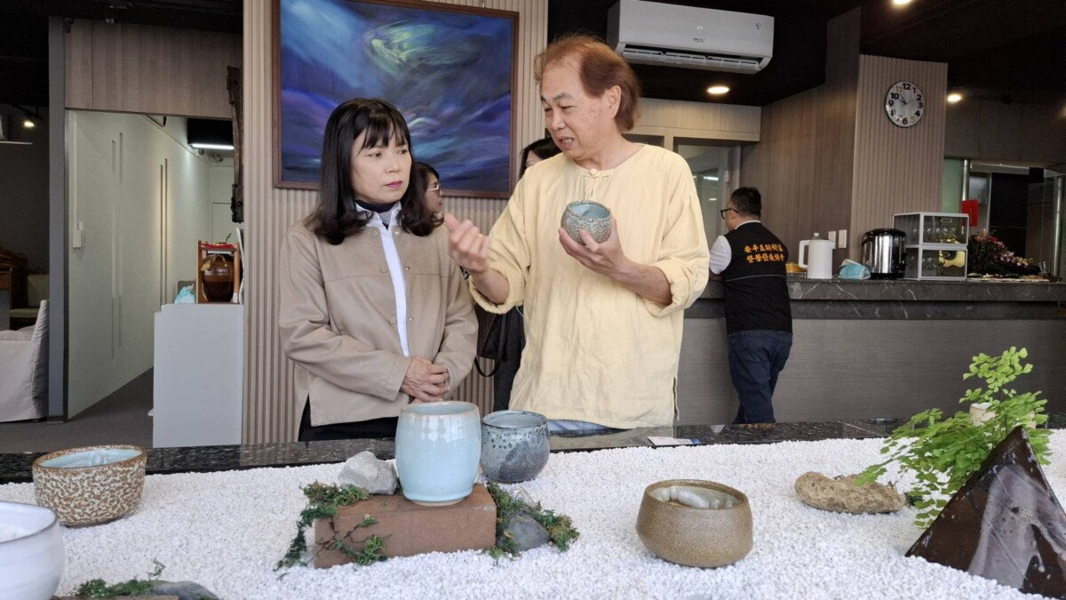 ▲范仲德老師（右）為與會來賓解說作品意象。（圖／記者陳彥霖攝2025.03.29）