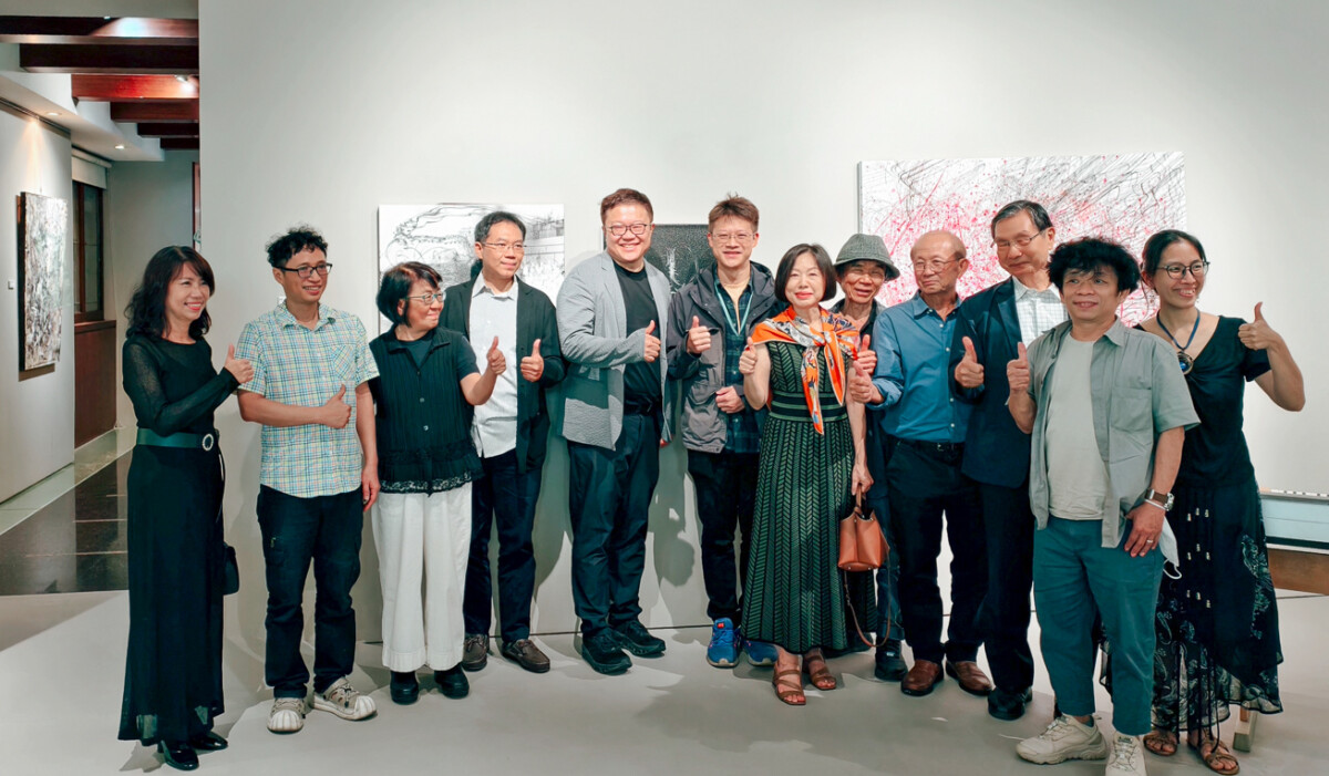 ▲參展藝術家一起合影。(圖/記者黃淑貞攝)