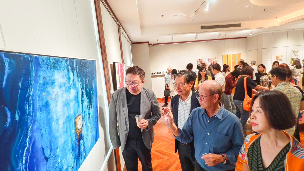 ▲這次展覽的創作者多為高雄市現代畫學會成員，他們在浪漫主義的傳統框架中融入當代創新精神。（圖/記者黃淑貞攝）