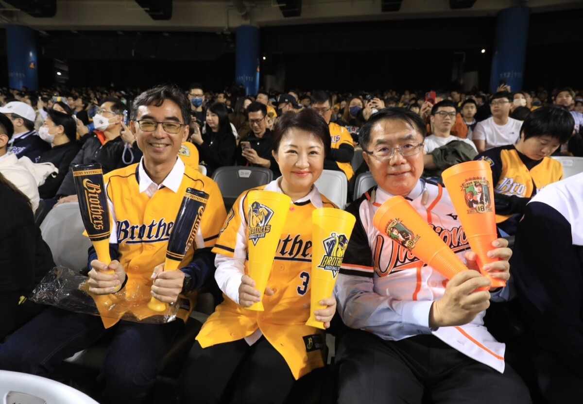 ▲台中市長盧秀燕與台南市長黃偉哲特地北上為各自球隊加油。(圖/中市府提供)