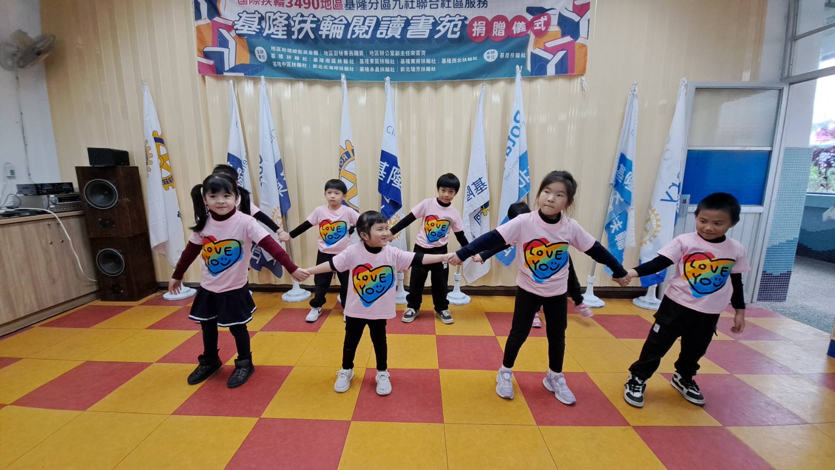 基隆市立和平國小附幼的小朋友們載歌載舞來迎接這個新的閱讀空間「扶輪學苑」。