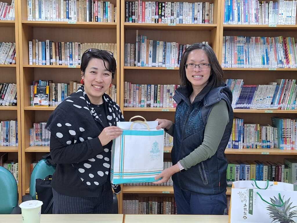 ▲武藏野大學藤浦五月老師(左)與大葉應日系李美麗主任(右)互贈禮品。（記者林明佑翻攝）