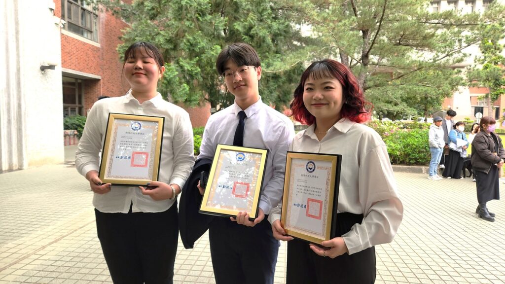 企業管理系碩一生劉盈君、行銷與流通管理系大三生陳鼎泰、應用英語系大四生張秋堉分享得獎感言。(圖/陳惠玲攝影)