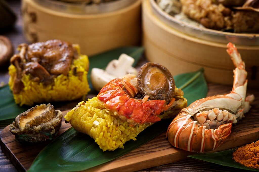 輕奢迎蒲節【躍金龍皇粽】活跳跳的新鮮小龍蝦與彈嫩的九孔鮑結合，讓消費者感受大海的極致鮮味。單顆售價1,080元，4入線上獨享優惠價3,880元。（圖／神旺潮品集提供）