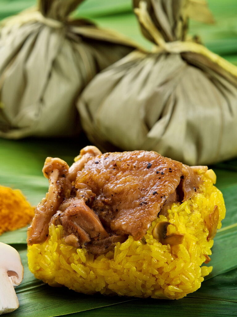 【煙燻土雞薑黃粽】為今年限定新品，嚴選在地去骨土雞腿以燻油提味、醃製，搭配Q彈薑黃米飯，結合養生創新風味，6入線上獨享優惠價1,231元。（圖／神旺潮品集提供）