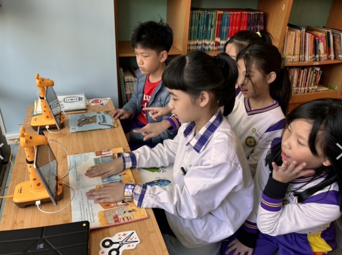 桃園慈文國小「木光書林」圖書館揭牌 學生搶玩AR科技學外語 79 S 61071387