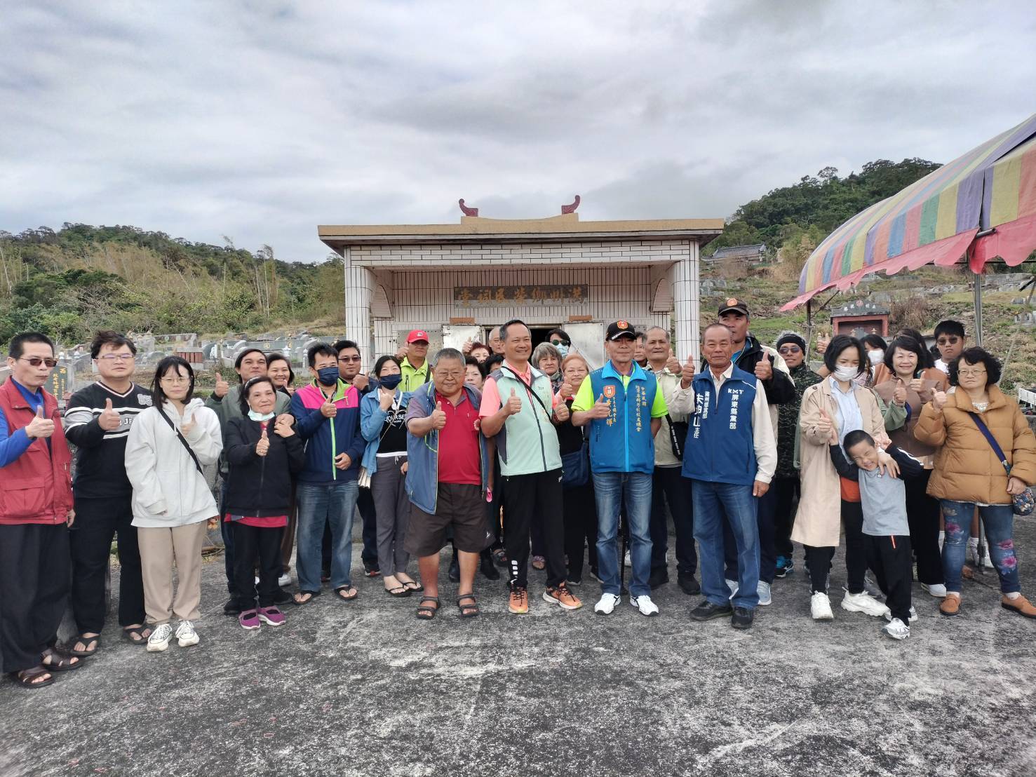 滿州鄉榮民祠堂舉行的春祭活動大合照。(記者 包克明翻攝)