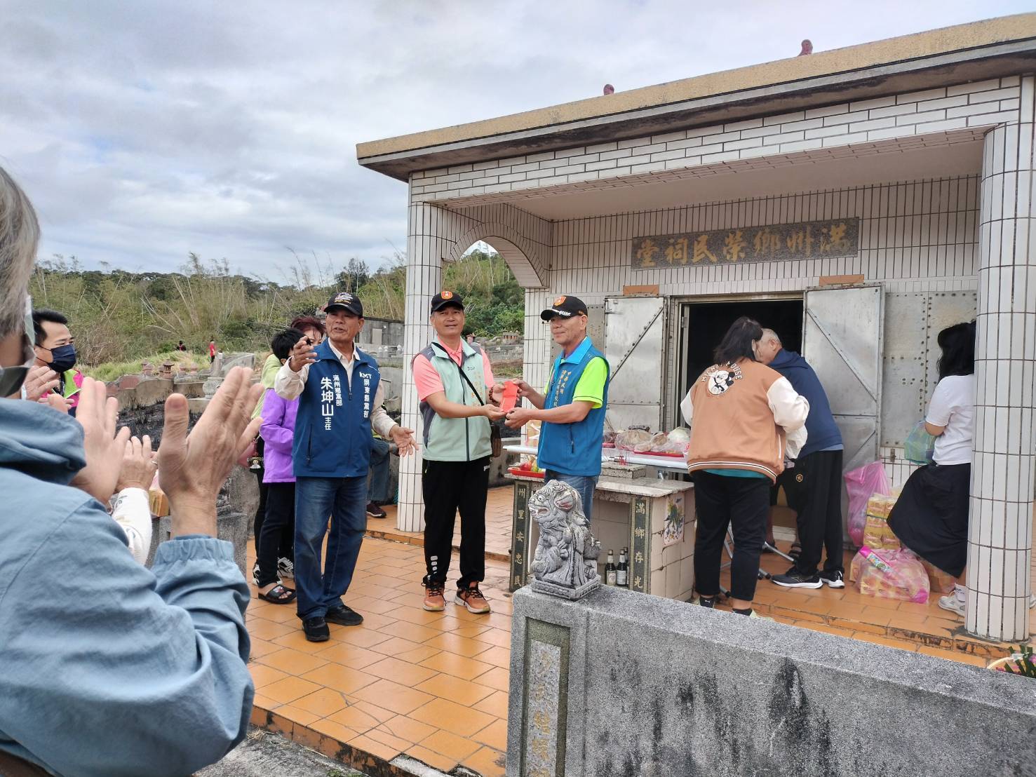 中華民國陸軍專科學校校友總會黃光輝總會長代表校友總會致贈協會贊助金。(記者 包克明翻攝)
