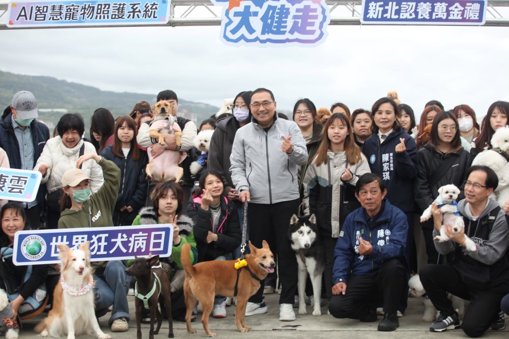 《圖說》「寵物AI大健走-新北認養萬金禮」活動侯友宜市長帶領民眾大健走。〈動保處提供〉