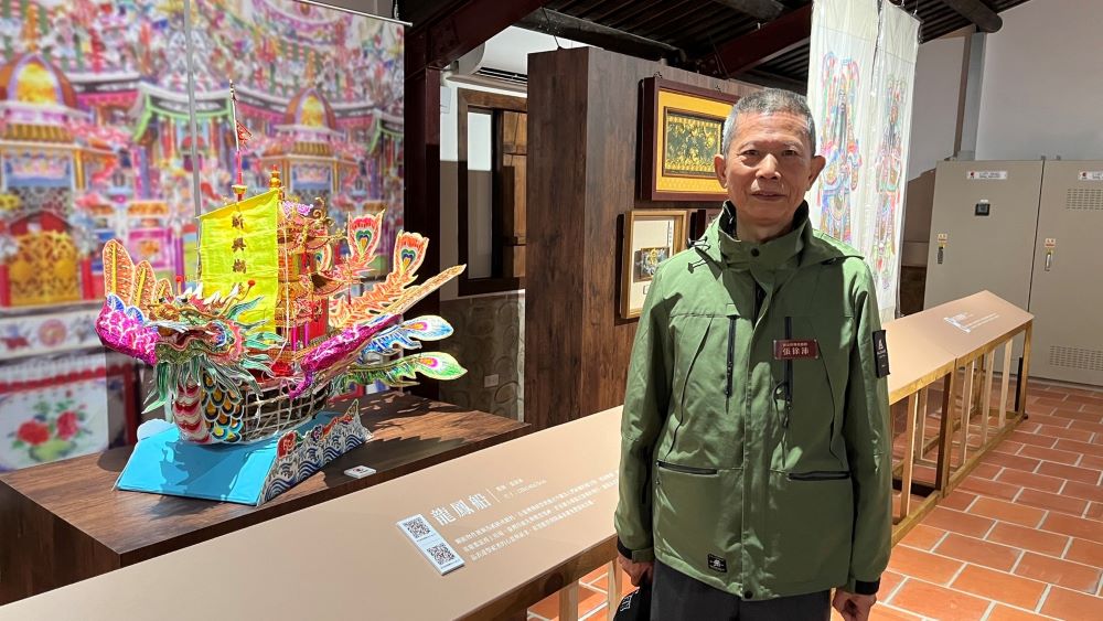 《圖說》文記堂的「百感交集」特展，集結19位新北傳統藝師作品，展現職人匠心。糊紙保存者張徐沛與作品龍鳳船合影。〈文化局提供〉