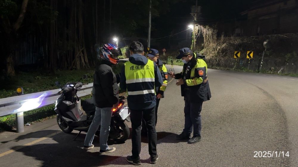 《圖說》為遏止排氣管不當改裝造成噪音污染,環保局與警察局持續推動「麥噪」、「靖音」等專案,並加強夜間攔查行動。〈環保局提供〉