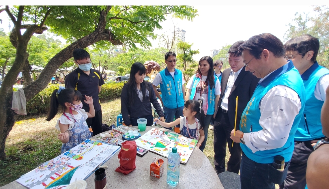 高雄市小港高中校長薛鈺勤與先生帶著兩位讀幼兒園的寶貝前來畫作,據大女兒還是去年幼童姐的第一名,教育局長吳立森與協會幹部看了都讚不絕口!家長會長協會澄清湖寫生湧兩千人 山人海 人間三月天親子藝起來