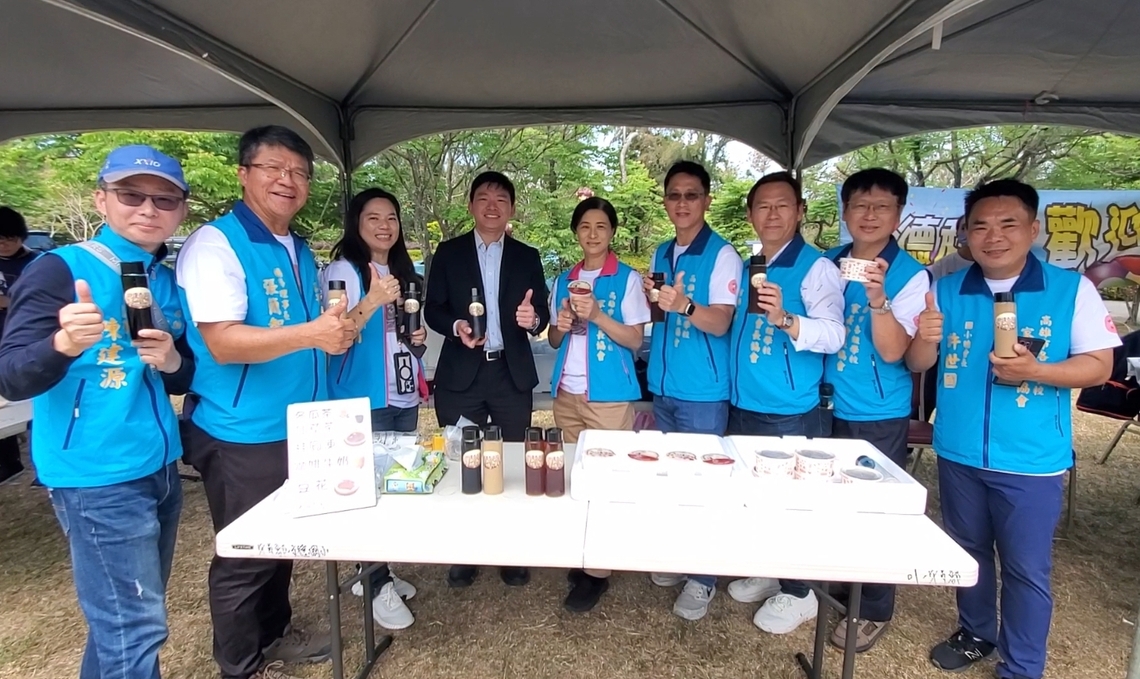 教育局長吳立森在長期贊助寫生比賽活動的御爐香餐飲店前合影,也感謝同時協會家長會員老闆對教育活動的支持。與家長會長協會澄清湖寫生湧兩千人 山人海 人間三月天親子藝起來