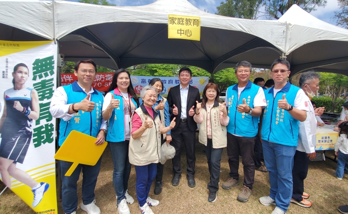 教育局長吳立森也巡視了高雄市家庭教育中心的攤位,感謝志工的熱心參與及付出。