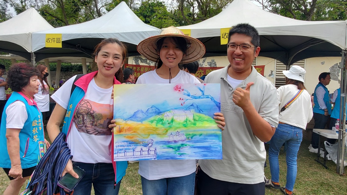 協會總幹事幸晏會長在先生的陪同下,也帶著寶貝女兒來參賽,熱情參與,以身作則。
