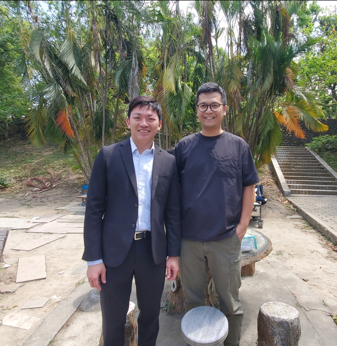 在為學生加油打氣的過程,教育局長吳立森巧遇了當年雄中隔壁班的同年級同學,這個同學除了「好會生」了四個孩子,還透露吳局長讀雄中的秘密,原來吳局長的數學是他教的。
