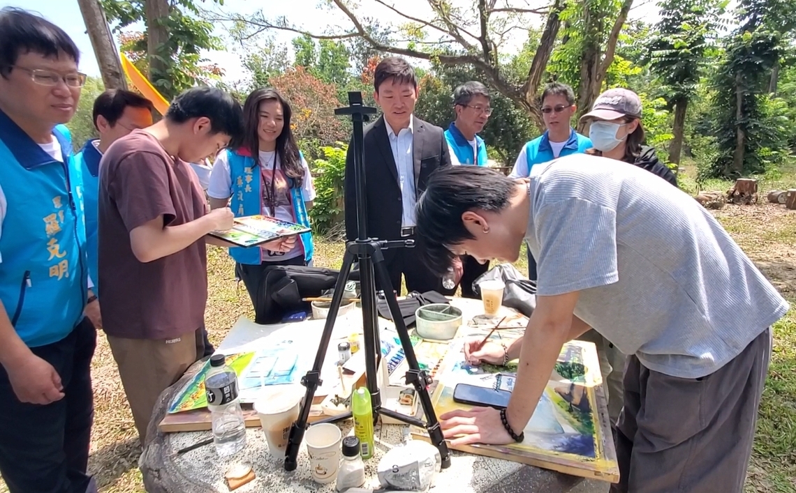 中華藝校美術科老師帶領高三學生前來比賽,作品的細膩度與專業度,讓吳立森局長與協會幹部都讚不絕口!