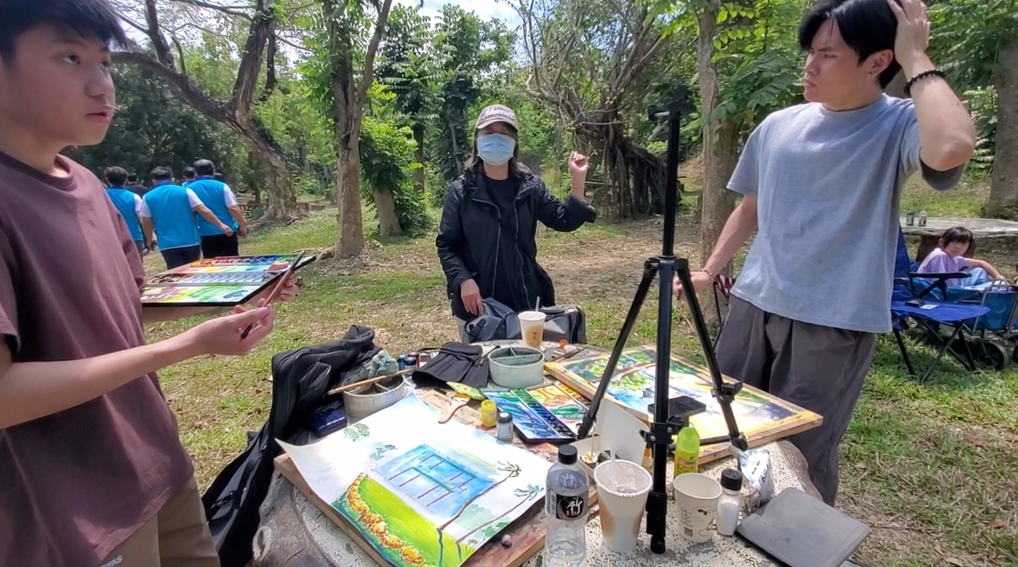 中華藝校美術科老師帶領高三學生前來比賽,作品的細膩度與專業度,讓吳立森局長與協會幹部都讚不絕口!