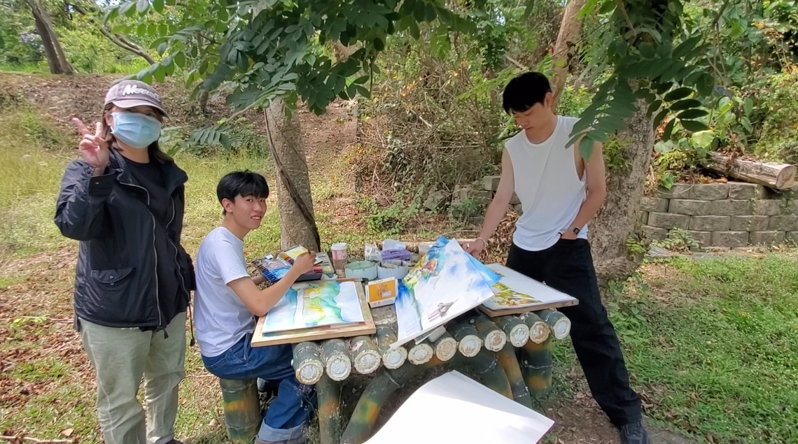 中華藝校美術科老師帶領高三學生前來比賽,作品的細膩度與專業度,讓吳立森局長與協會幹部都讚不絕口!