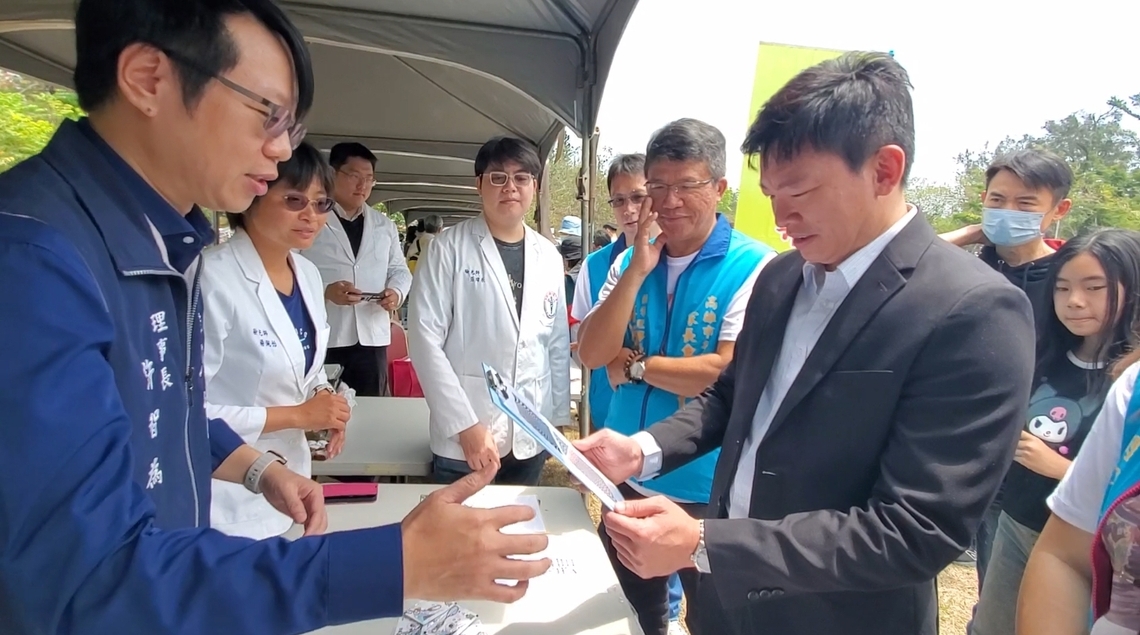 教育局長吳立森在視察贊助攤位時,在高雄市驗光師協會前進行視力測驗,互動有趣,場邊歡笑聲不斷!