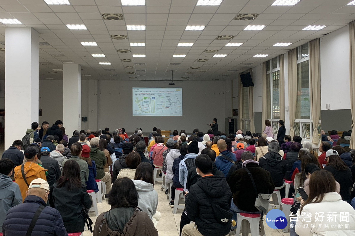 桃市海砂屋轉軌公辦都更,住宅處、建管處共同向住戶說明。