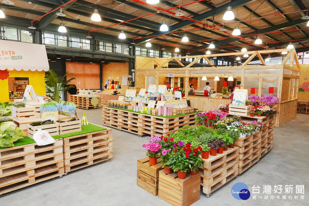 小山選物內展示在地農產文創品。(小山選物營運團隊提供)<br /><br />