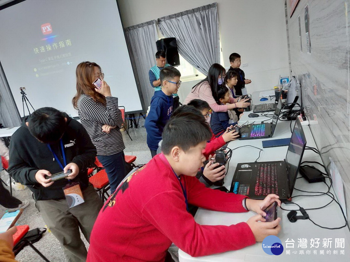 學童對無人機體驗非常熱衷。（羅美玲服務處提供）