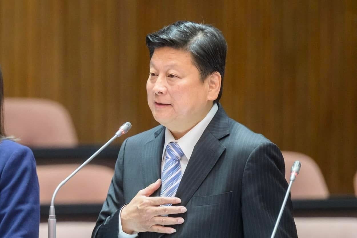 傅崐萁在國民黨公布花蓮6成民眾滿意他們夫婦的施政滿意度後,滿血復活把韓國瑜捧上藍營「神主牌」,成為反罷免的精神領袖。翻攝傅崐萁臉書