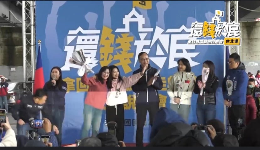 徐巧芯送給秦慧珠代表歉意等意思的黃色玫瑰花，兩人抱在一起代表沒事了。翻攝徐巧芯臉書