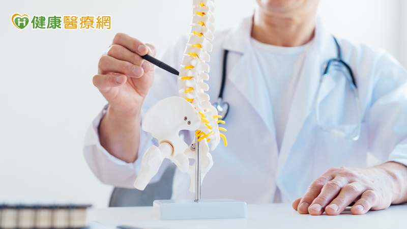 幾歲開始要「存骨本」？吃鈣片會導致腎結石？食藥署：2類人勿過度補鈣