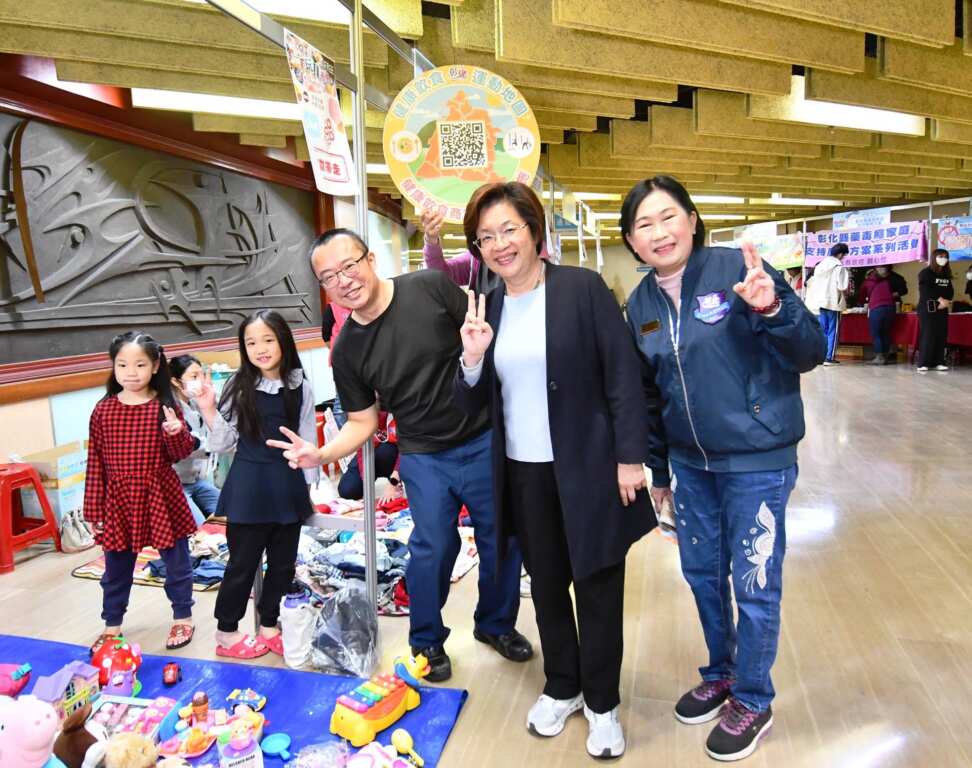 ▲彰化囡仔好幸福星際派對在彰化縣立體育館歡樂登場，現場設有「玩具市集」。（記者林明佑翻攝）