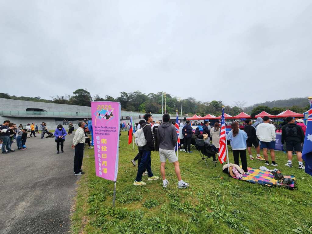 ▲南投縣政府首度攜手中華民國田徑協會、南投縣體育會，於30日在日月潭向山遊客中心盛大舉辦 「2025 南投日月潭國際撐竿跳高邀請賽」。（記者蘇彩娥攝）