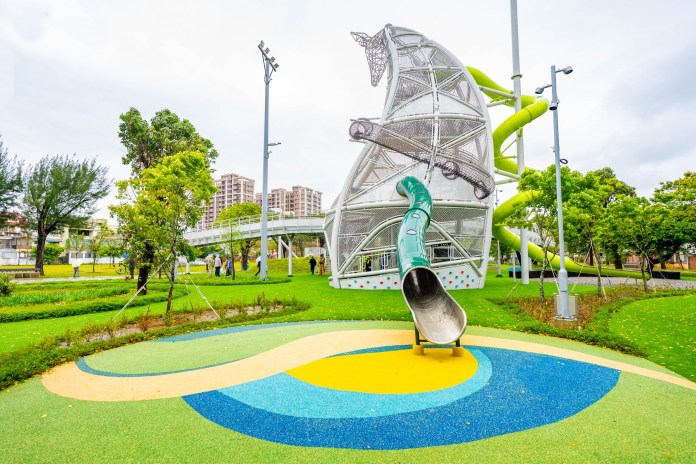 16公尺高長頸鹿溜滑梯!桃園八德楓樹腳公園迎嶄新面貌 63 S 793903139 0