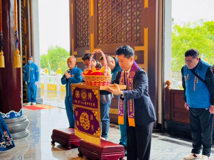 何志偉代表總統贈墨寶 圓德慈惠堂善行受讚譽 80 wp 17433346460151220590662373210960