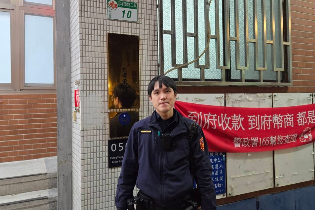 原來就在旁邊  七旬失智老翁迷途走失  中正一暖警速尋獲攜手攙扶老翁交還家人