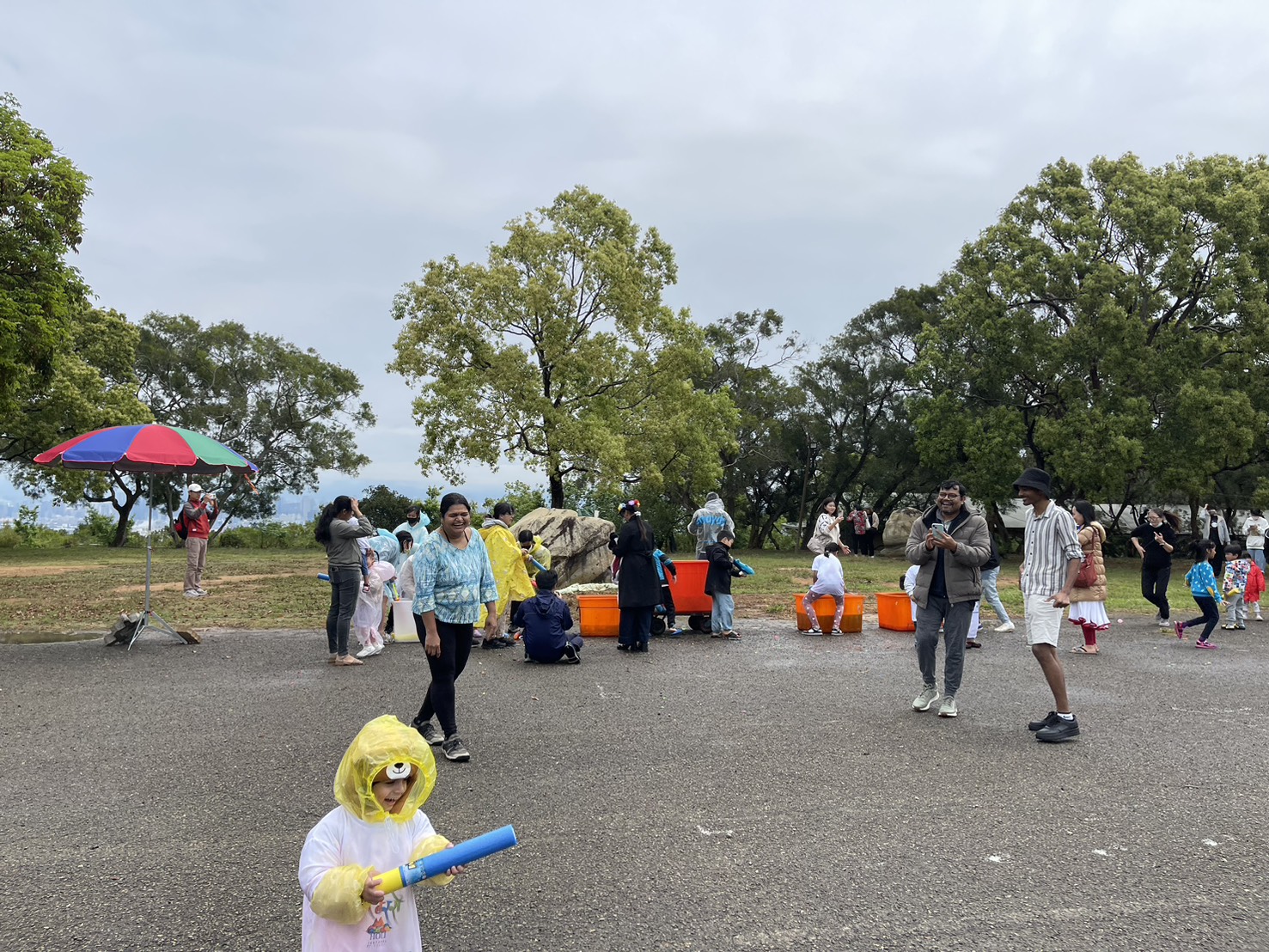 圖 參加者以顏料水球及水槍互相噴灑歡慶印度傳統慶典 記者王偉 翻攝