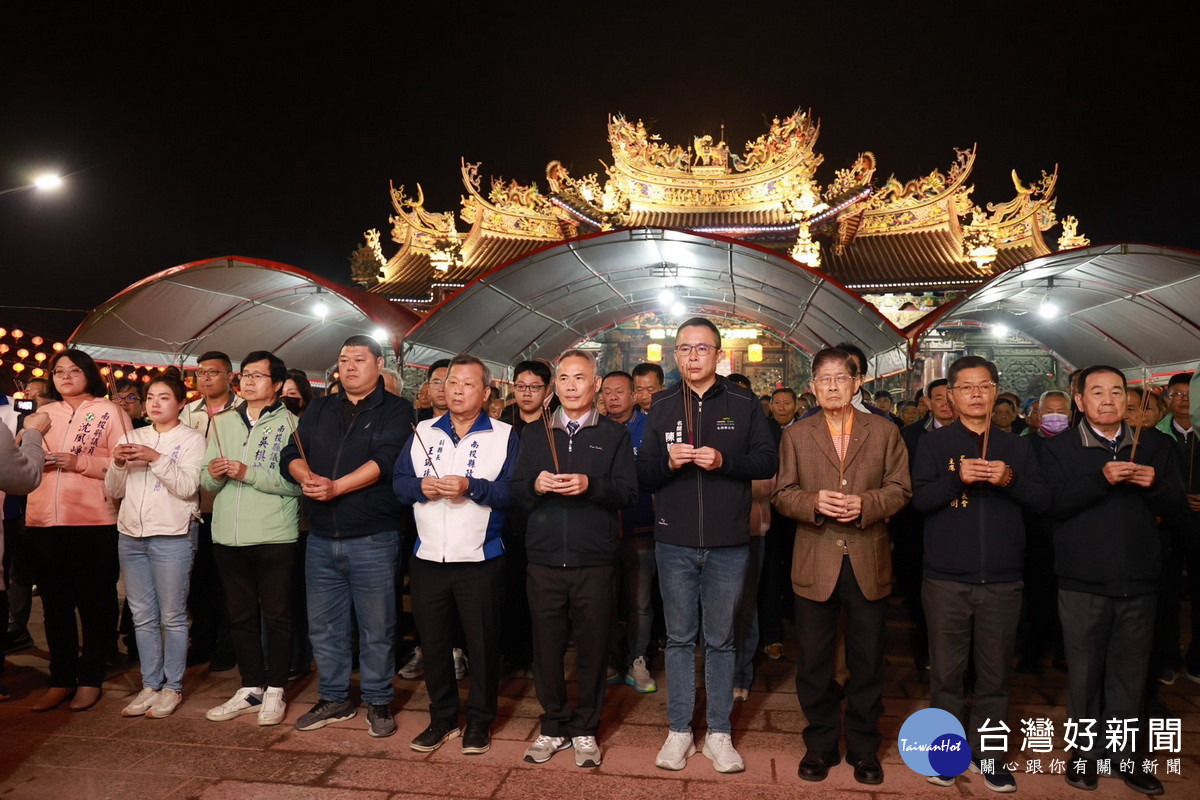 王副縣長陳主委與嘉賓等上香祝壽。（縣府提供）