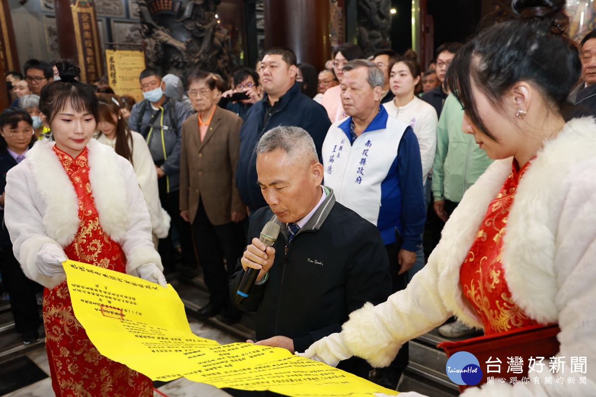 陳主委主持祝壽大典恭頌祝壽文。(縣府提供)