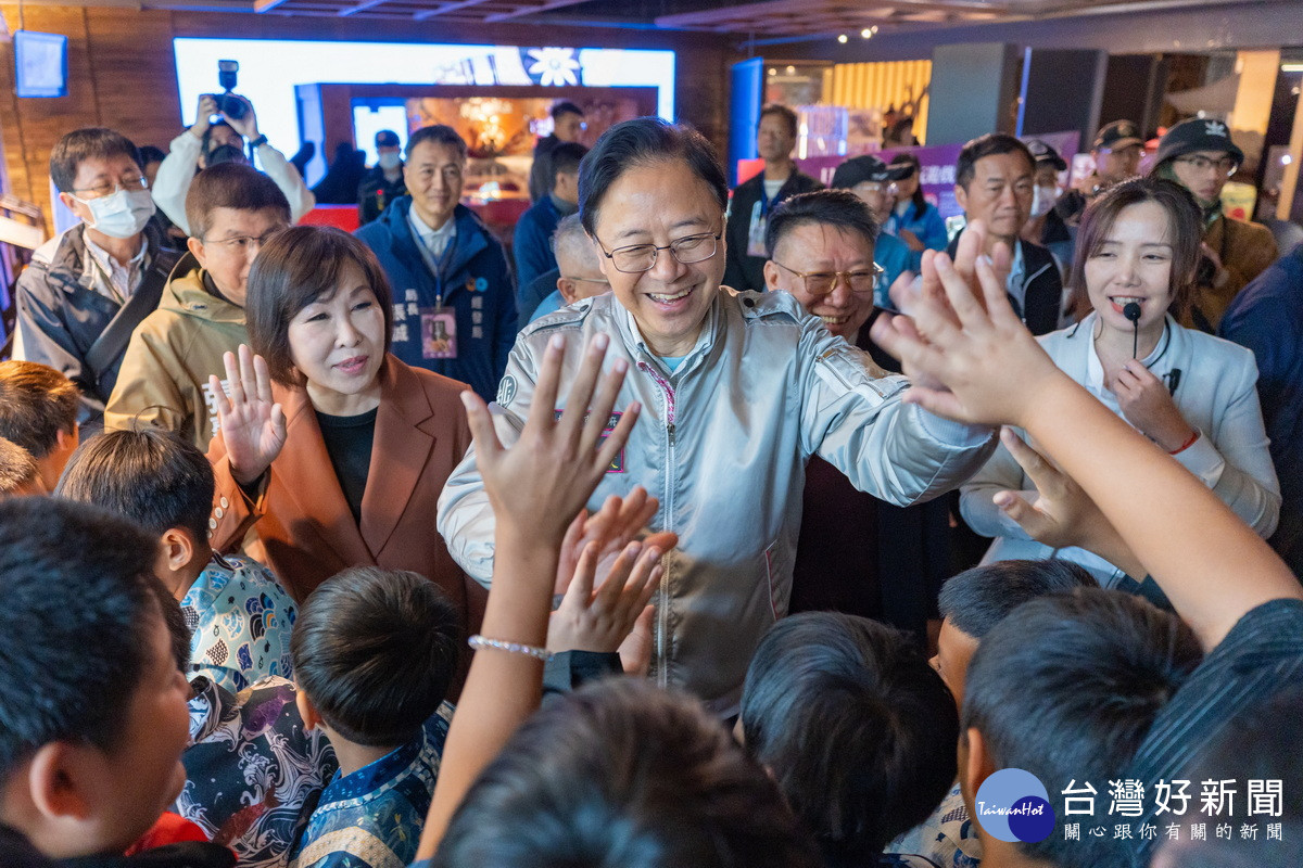 桃園市長張善政於手信霧影城公益日中與小朋友們互動。