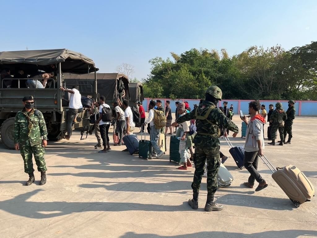 緬甸克倫邦一支民族軍隊2間釋放260人，泰方確認這些人身分後再將他們遣返回自己的國家。泰國陸軍提供