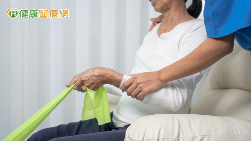 她突然無力像洩氣,確診「重症肌無力」! 「洗血+1手術治療」助改善